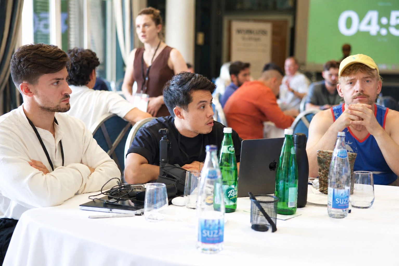 Jérémy Vega assis à une table d'atelier, pendant une présentation
